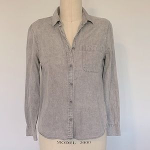 American Eagle gray acid wash button up collared shirt.